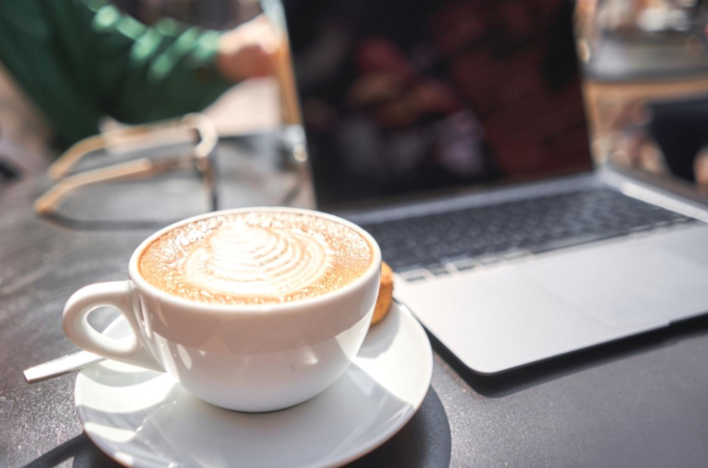 Panel de control de seguridad financiera con alertas en tiempo real